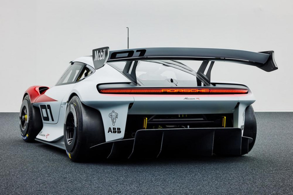 Porsche dévoile une voiture de course électrique - photo 10